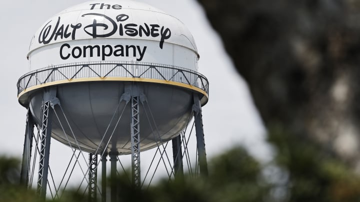 Uma torre de água está localizada nos Estúdios Walt Disney em 3 de junho de 2025, em Burbank, Califórnia. (Foto: Mario Tama | Getty Images)