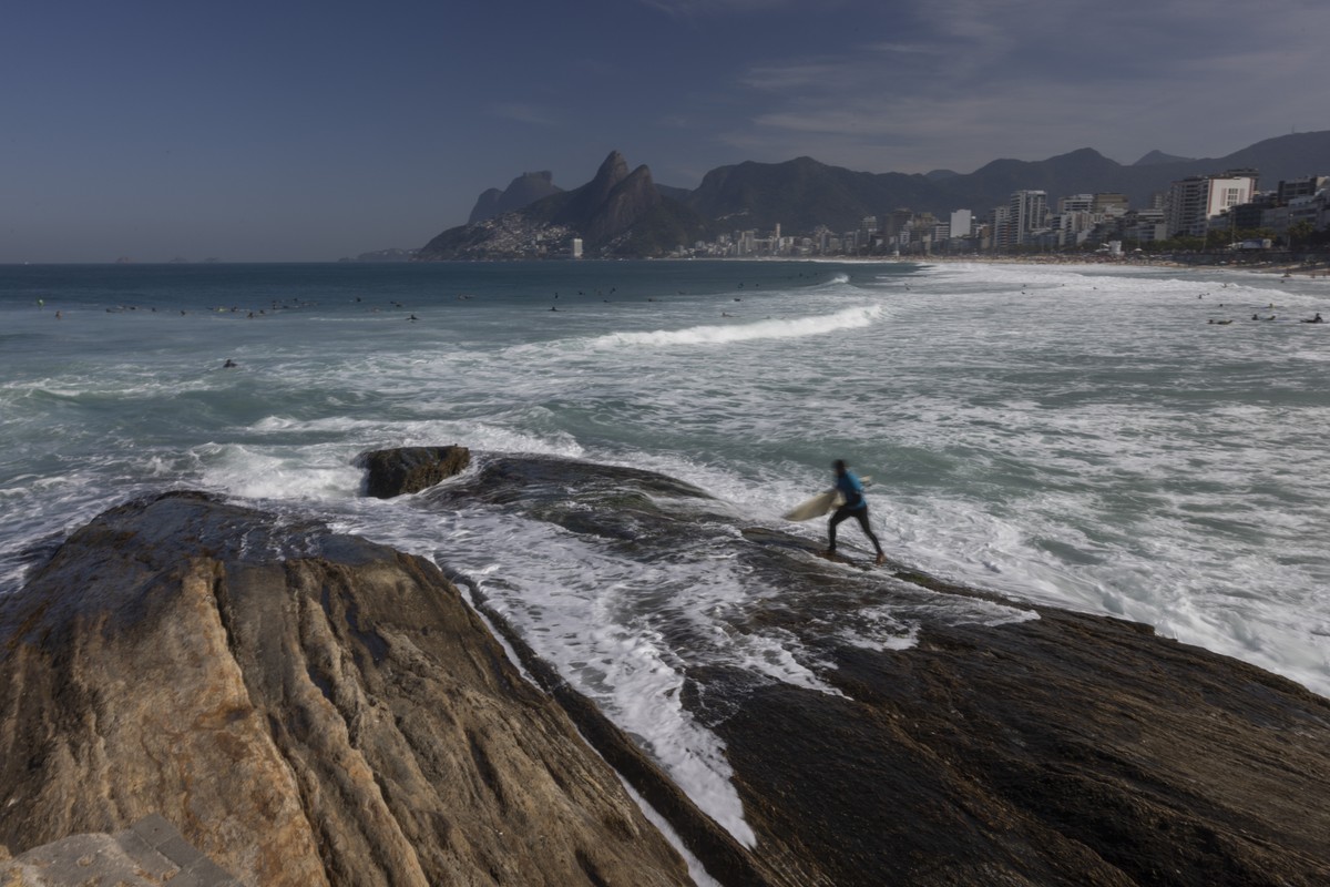 Calor intenso se aproxima e 'veranico' é esperado para a próxima quarta-feira Sol forte em pleno inverno costuma ser convite para cariocas lotarem as praias do Rio (Foto: Márcia Foletto)
