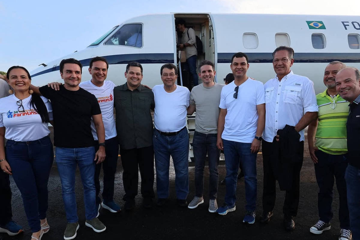 Políticos utilizam aviões da FAB para participar do Festival de Parintins no Amazonas Comitiva de autoridades chega em avião da FAB para o Festival de Parintins; entre eles, o ministro do Turismo, Celso Sabino (o segundo da esq. para a dir.), o presidente o Senado, Davi Alcolumbre (o quarto da esq. para a dir.), o presidente da Câmara, Hugo Motta (o quinto da dir. para a esq.), e o corregedor nacional de Justiça, Mauro Campbell (o terceiro da dir. para a esq.) (Foto: Reprodução/@eduardobraga_am no Instagram)