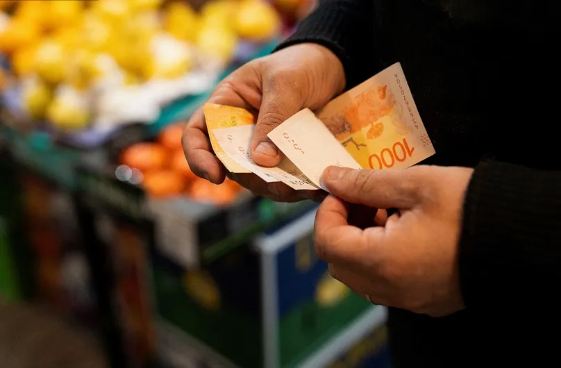 Argentina flexibiliza controles cambiais e mercado paralelo enfrenta crise
