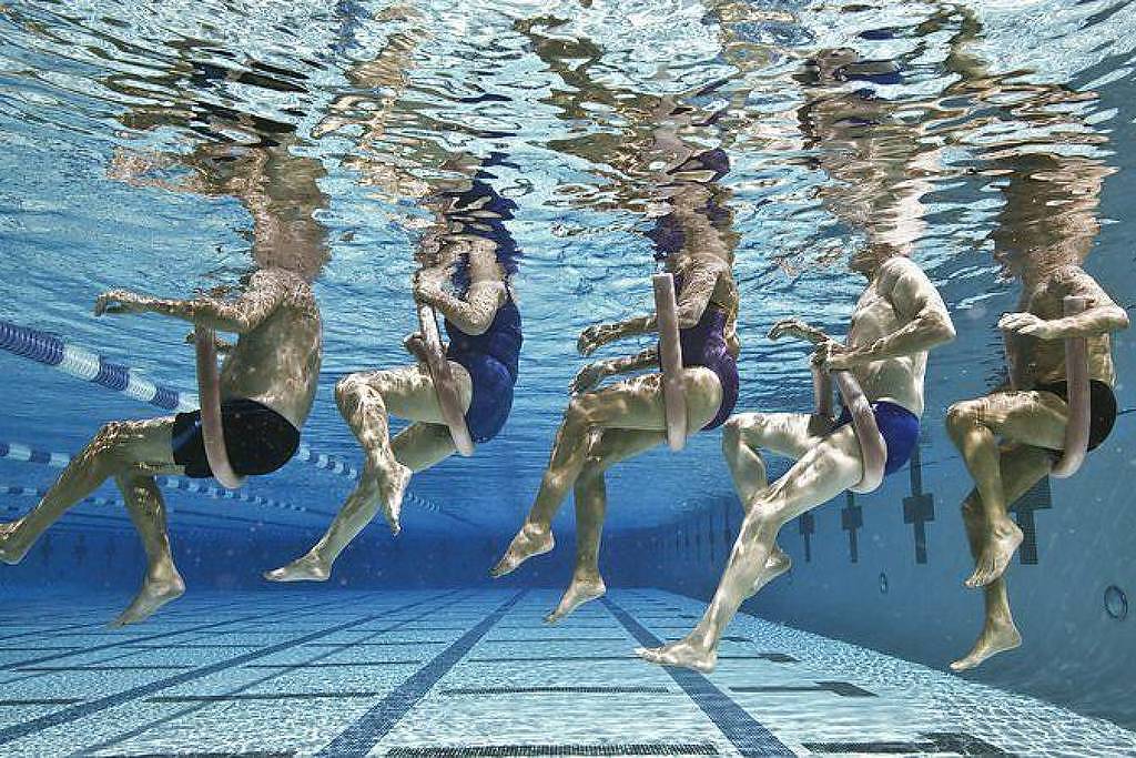 Entre parasitas tropicais e patógenos bacterianos, encontramos muitos companheiros microscópicos quando nadamos na água da piscina (Foto: Getty Images)