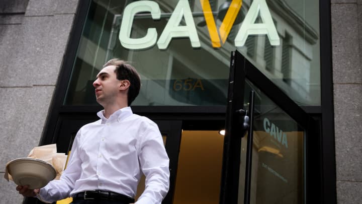 Restaurantes fast-casual apostam em programas de fidelidade para atrair clientes Um cliente sai de um restaurante Cava na cidade de Nova York em 22 de junho de 2023. (Foto: Brendan McDermid | Reuters)