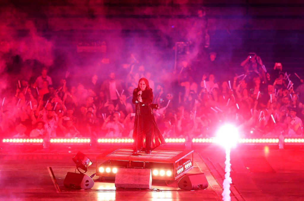 Após show de despedida, Black Sabbath lança nova linha de produtos oficiais A última apresentação da banda Black Sabbath foi em parceria com a Amazon para mercadorias e roupas oficiais que já estão disponíveis para compra: Veja como comprar online. (Foto: Reprodução)