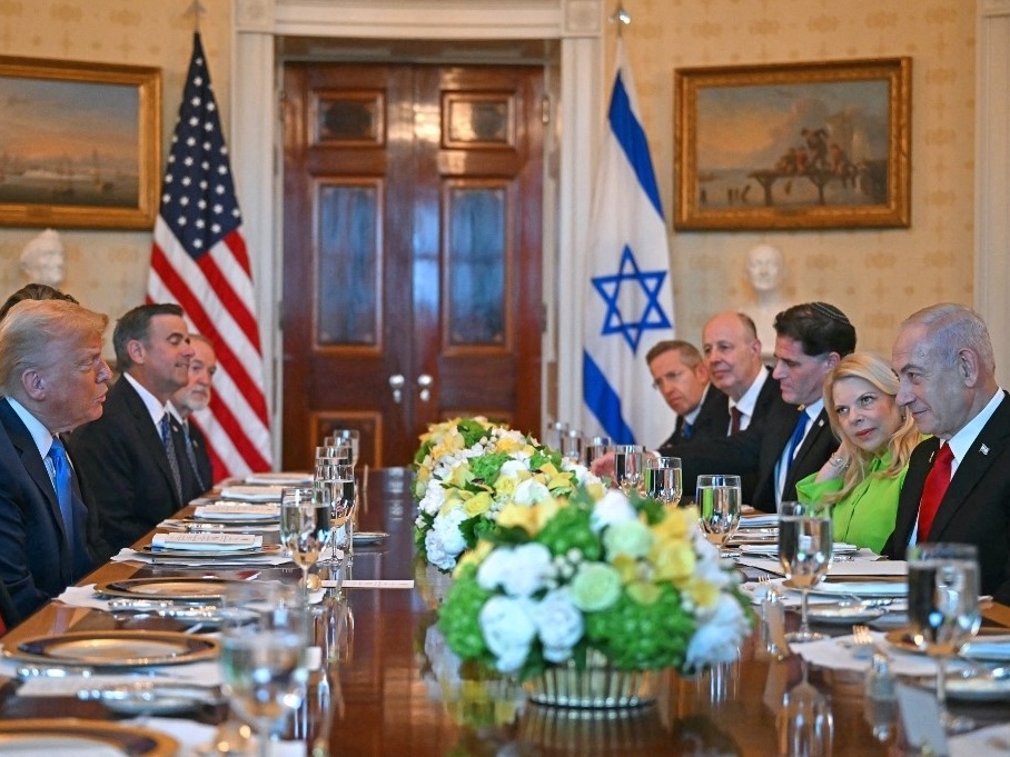 Netanyahu sugere Trump como candidato ao Nobel da Paz em jantar na Casa Branca Trump e Netanyahu na Casa Branca (Foto: ANDREW CABALLERO-REYNOLDS / AFP)
