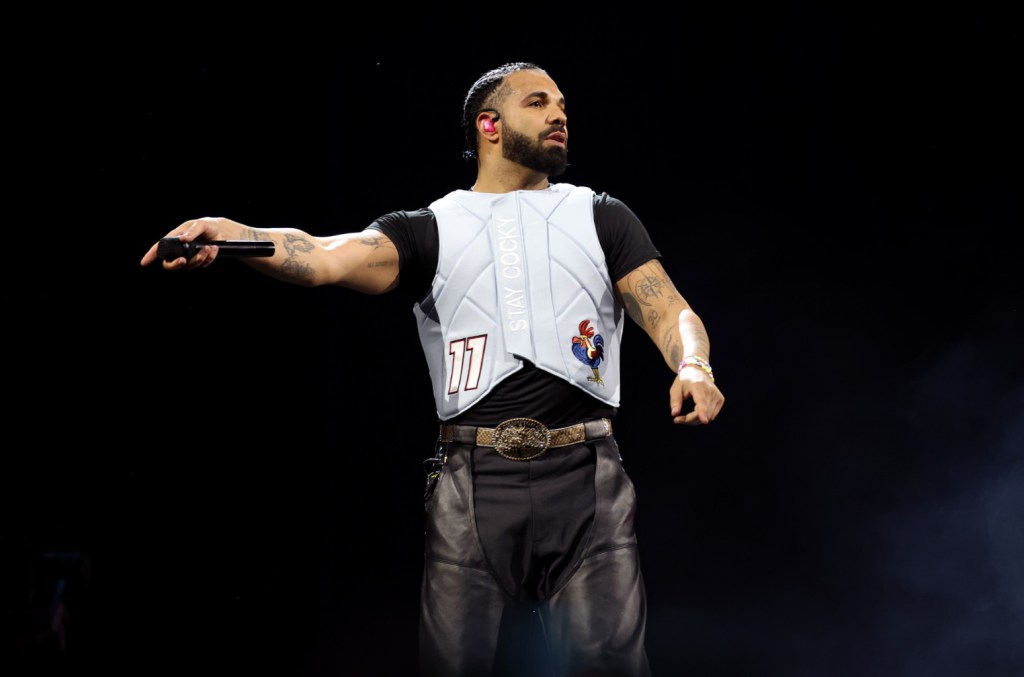 Drake se manifesta sobre gritos de 'F—k Kendrick' no Wireless Festival 2025 Drake respondeu enquanto a multidão gritava "f—k Kendrick" durante sua apresentação no Wireless Fest 2025 em Londres. (Foto: Reprodução)