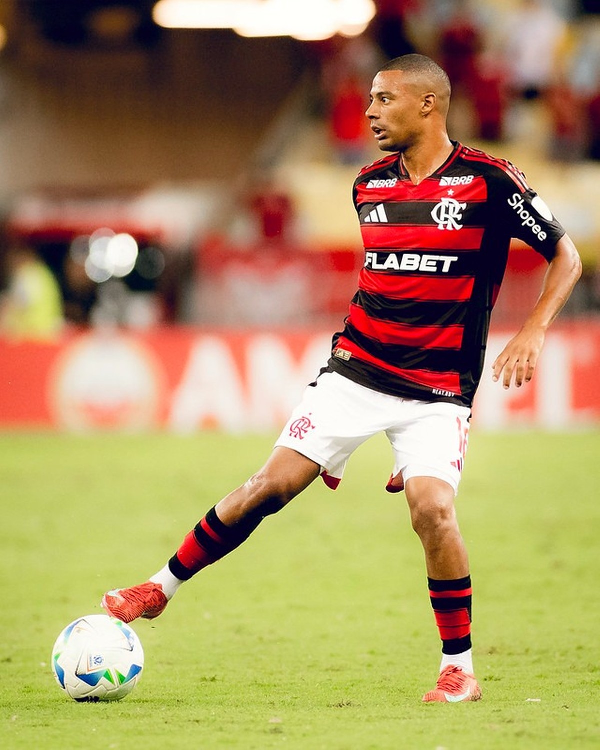 De La Cruz durante clássico entre Flamengo e Botafogo, quando teve novo entorse no joelho (Foto: Adriano Fontes/Flamengo)