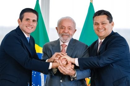 O primeiro encontro de Lula, Hugo Motta e Davi Alcolumbre após a eleição no Congresso Nacional. (Foto: Ricardo Stuckert / PR)