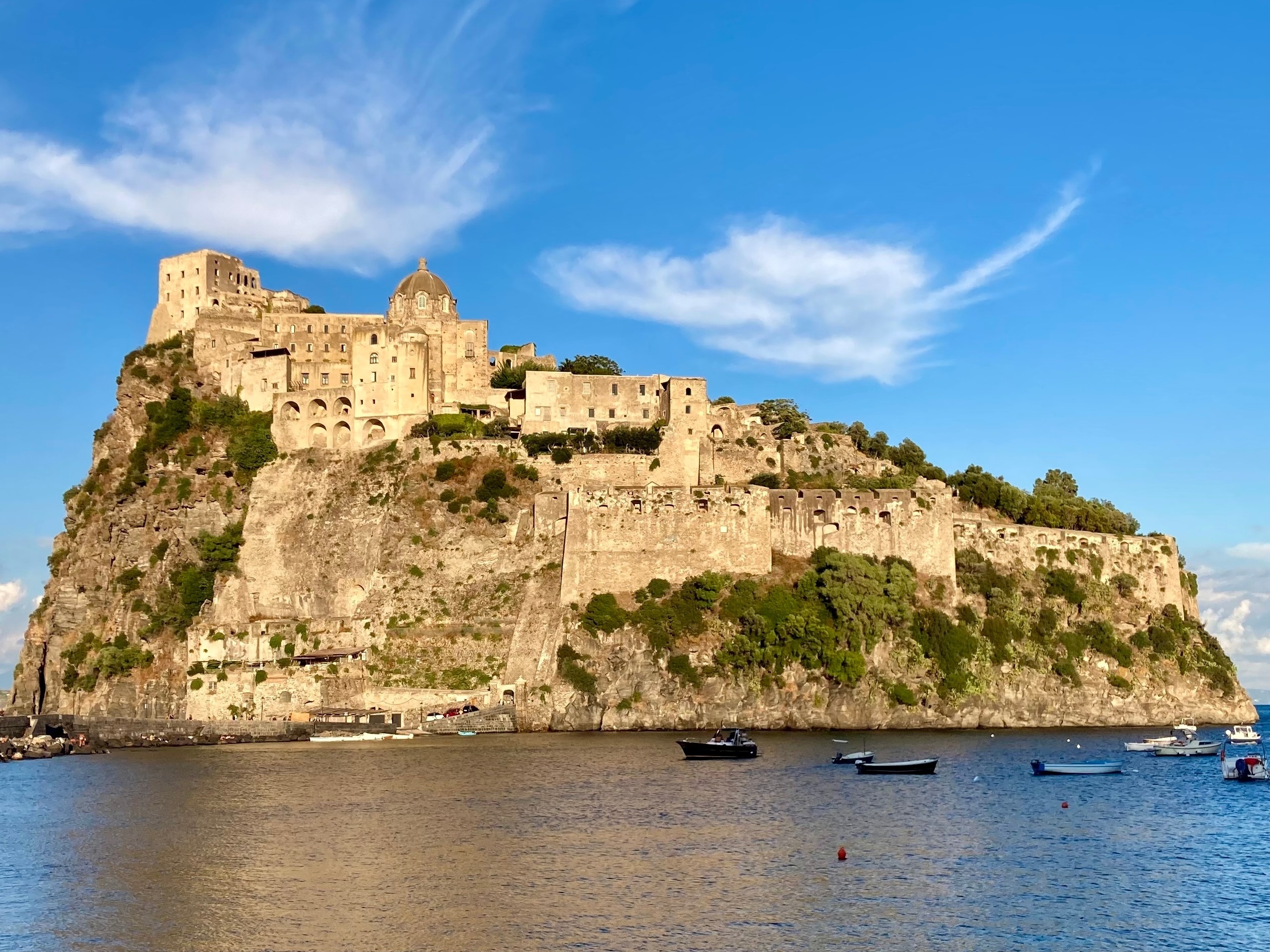 Castello Aragonese, na Ísquia, próximo ao ponto na Baía de Cartaromana onde a cidade submersa de Aenaria foi encontrada (Foto: Dudva/Creative Commons)