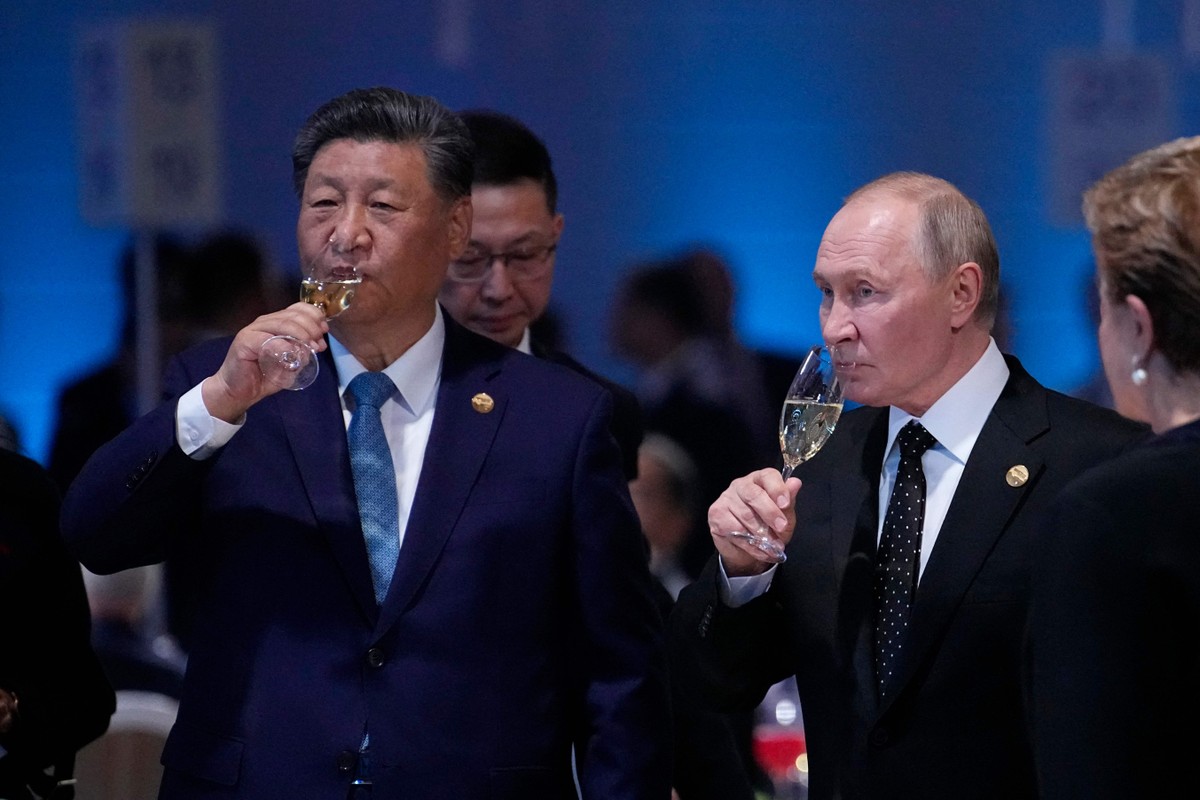 Cúpula do Brics no Rio acontece sem a presença de líderes da China e Rússia Presidentes da China, Xi Jinping (E), e da Rússia, Vladimir Putin (Foto: Alexander Zemlianichenko / POOL / AFP)