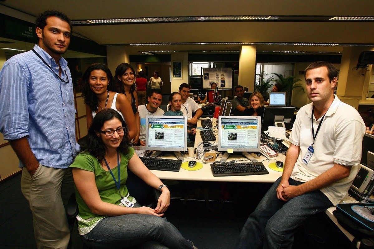 Morre Denis Kuck, ex-repórter do GLOBO e destacado jornalista brasileiro Denis Kuck (de branco, à direita) na antiga redação do GLOBO (Foto: Reprodução)