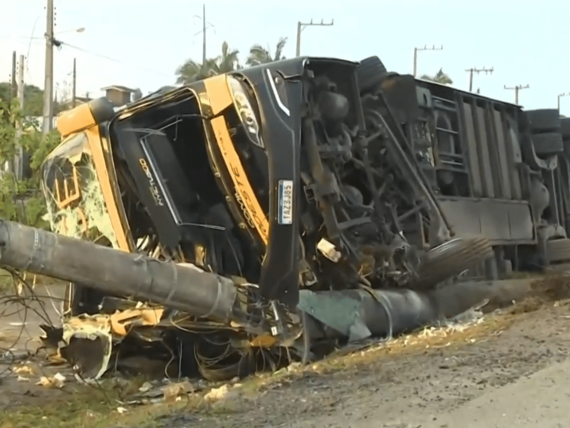 Ônibus de turismo capota em SC, deixando um morto e vários feridos Ônibus de dois andares da empresa Expresso Nordeste saiu da pista, bateu em poste e capotou (Foto: Reprodução/TV Globo)