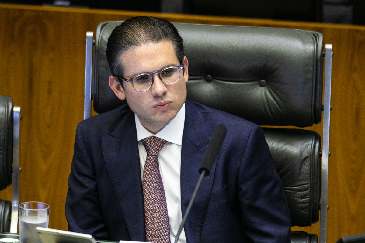 Câmara deve priorizar pautas próprias enquanto Lula foca em propostas do PT Hugo Motta em sessão na Câmara para votar projeto que cancela decreto do governo que elevou o IOF (Foto: Brenno Carvalho / Agência O Globo)