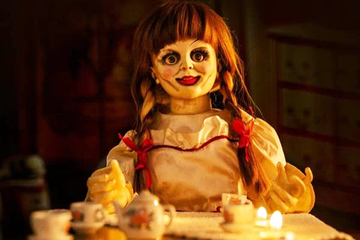 Morte de investigador paranormal reabre mistérios em torno da boneca Annabelle Boneca Anabelle foi retratada em franquia de filmes de terror (Foto: Divulgação)