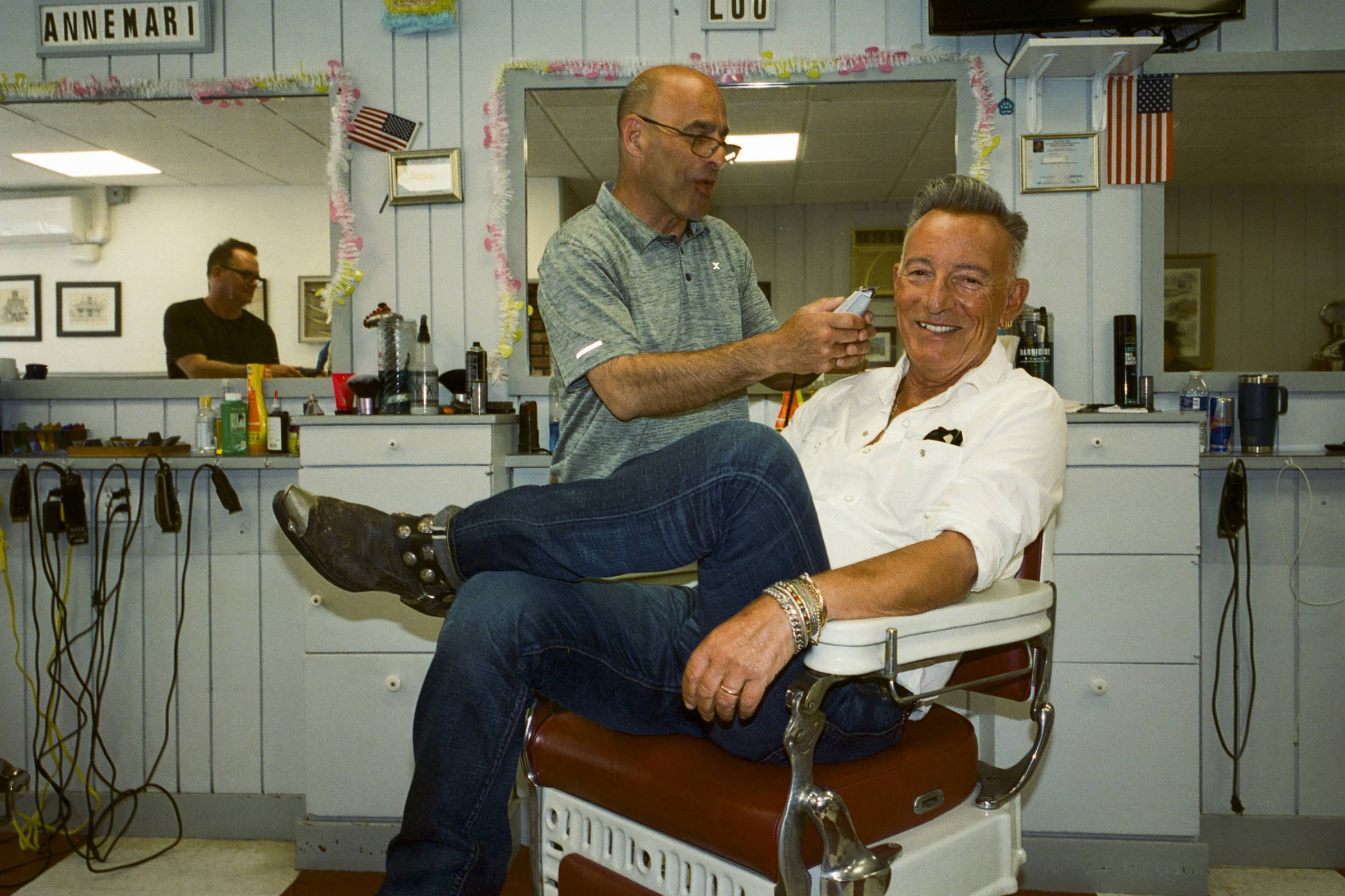 O músico Bruce Springsteen na barbearia Joe's Barber Shop, em junho de 2025, para o lançamento de seu álbum 'Tracks II' (Foto: Daniel Arnold/NYT)