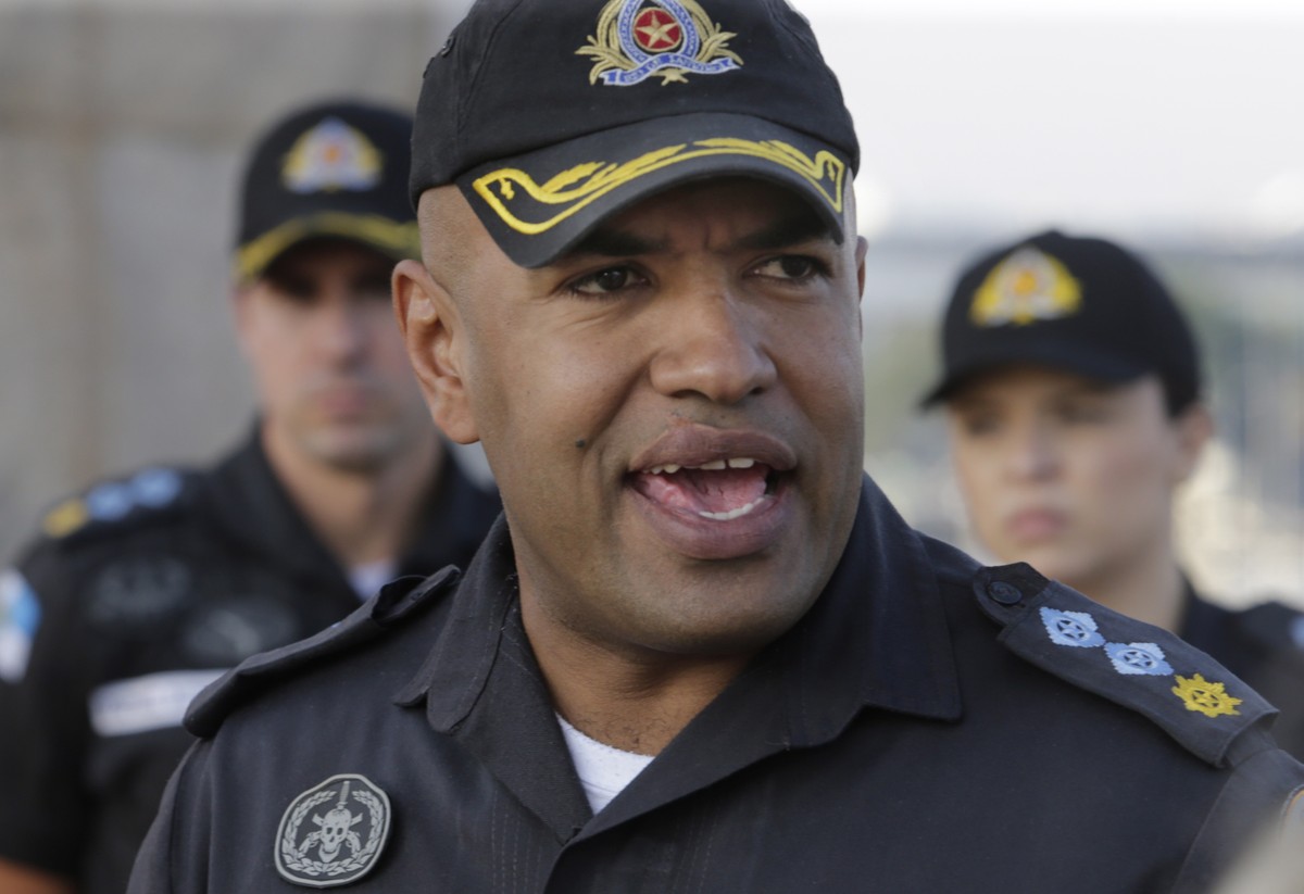 Justiça proíbe tenente-coronel Ivan Blaz de deixar o Rio e suspende porte de arma Tenente-coronel Ivan Blaz, da PM, foi porta-voz da corporação (Foto: Antonio Scorza)