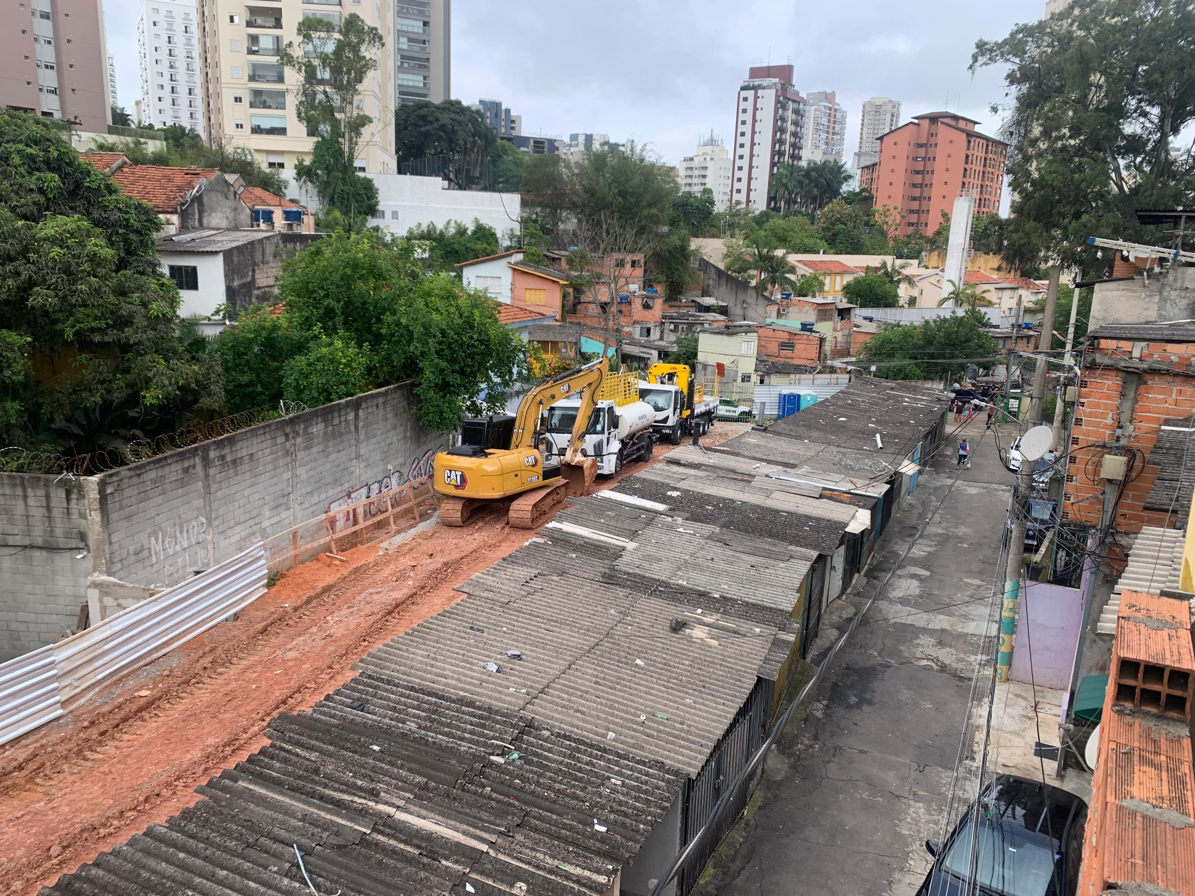 Obra próxima às favelas Sousa Ramos e Coronel Luis Alves (Foto: Pedro Vilas Boas/UOL)