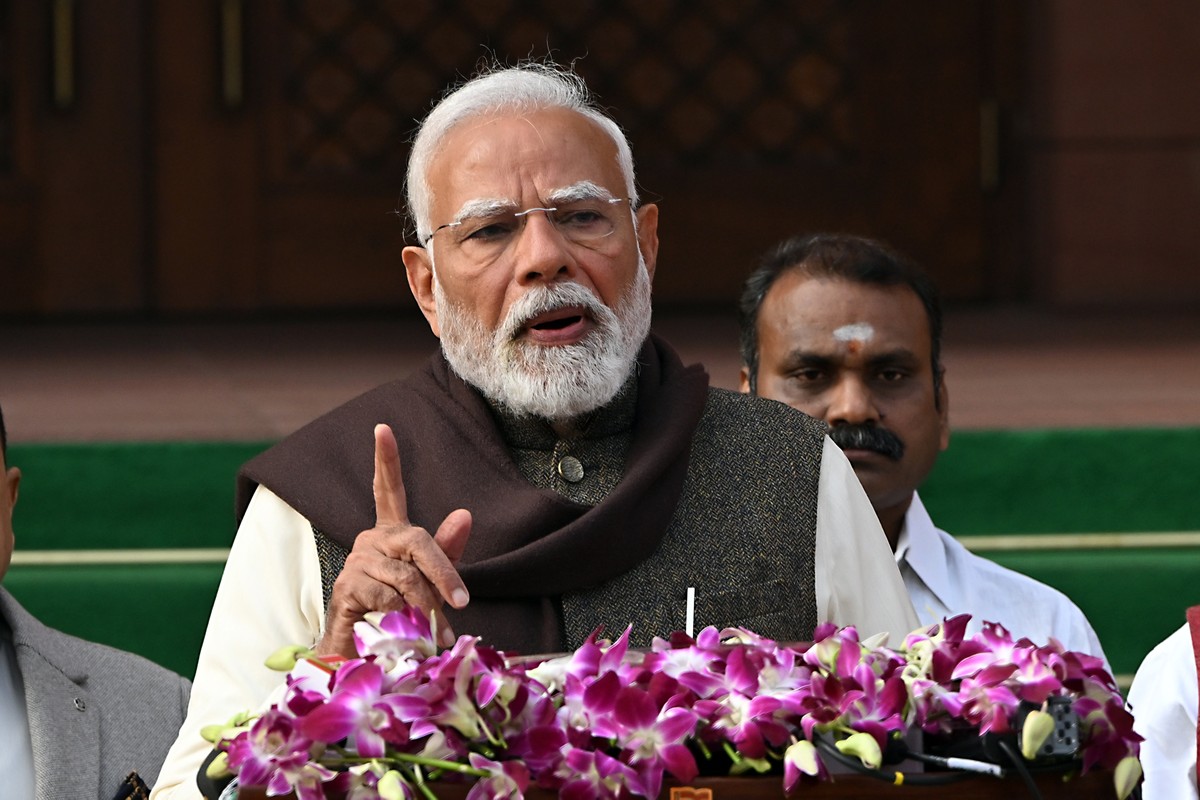 Índia busca se proteger das tarifas de Trump enquanto Brasil enfrenta pressão econômica O primeiro-ministro da Índia, Narendra Modi, fala no Parlamento em Nova Délhi em janeiro de 2025 (Foto: Prakash Singh/Bloomberg)
