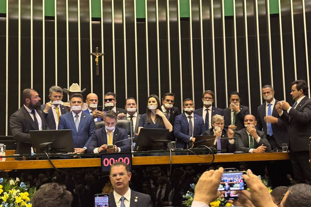 Motim na Câmara gera repercussão e é tratado como caso de polícia Deputados bolsonaristas ocupam Mesa Diretora da Câmara em protesto pela prisão domiciliar de Jair Bolsonaro e para pressionar a votação de anistia (Foto: Carolina Linhares - 5.ago.2025/Folhapress)