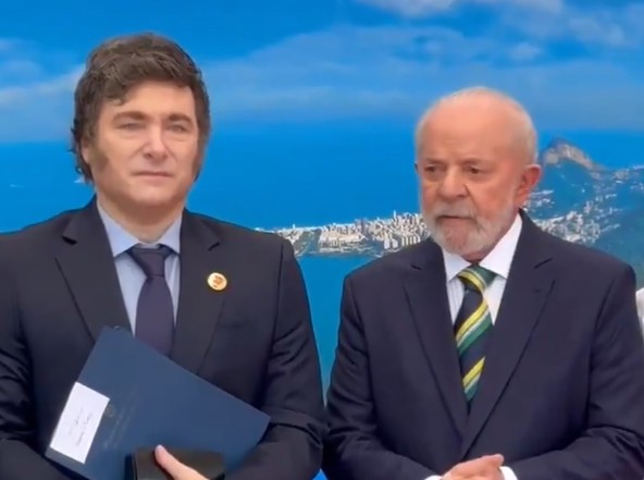 Lula pede apoio asiático após críticas de Milei ao Mercosul e EUA Javier Milei e Lula no G20 (Foto: X/Divulgação)