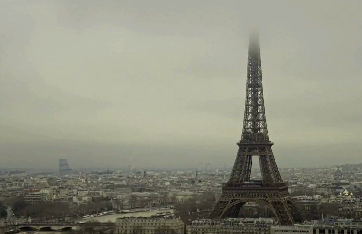 Duas pessoas são detidas após salto de paraquedas da Torre Eiffel Torre Eiffel é evacuada devido a incêndio (Foto: Reprodução)