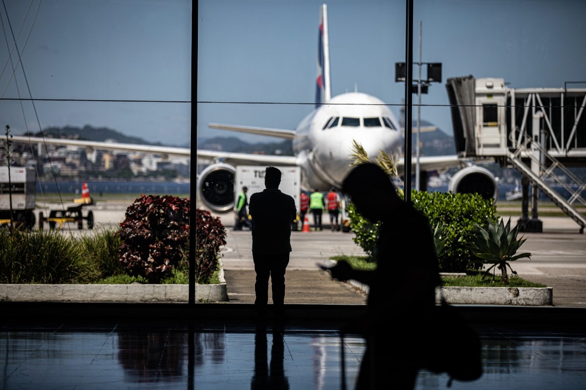 Aeroporto Santos Dumont é fechado durante Cúpula do Brics e voos vão para o Galeão Aeroporto Santos Dumont terá voos transferidos para o Galeão durante a Cúpula do Brics, nos dias 6 e 7 de julho (Foto: Agência O Globo / Hermes de Paula)