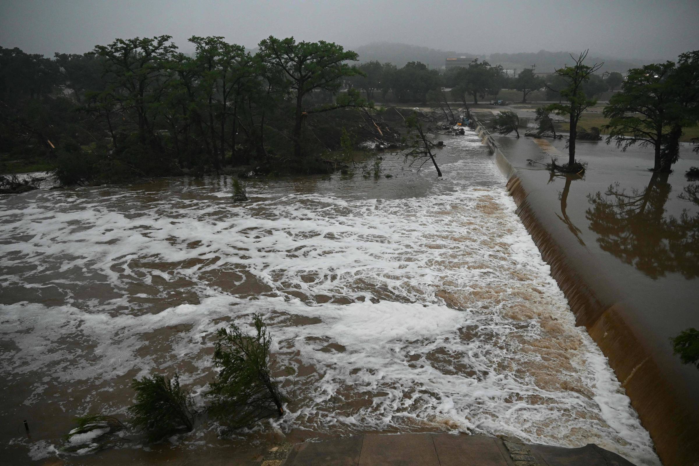 Enchentes no Texas causam tragédia com morte de menina de 8 anos e diretora de acampamento Inundações causadas por enchente no rio Guadalupe, em Kerrville, no Texas (Foto: Ronaldo Schemidt/AFP)