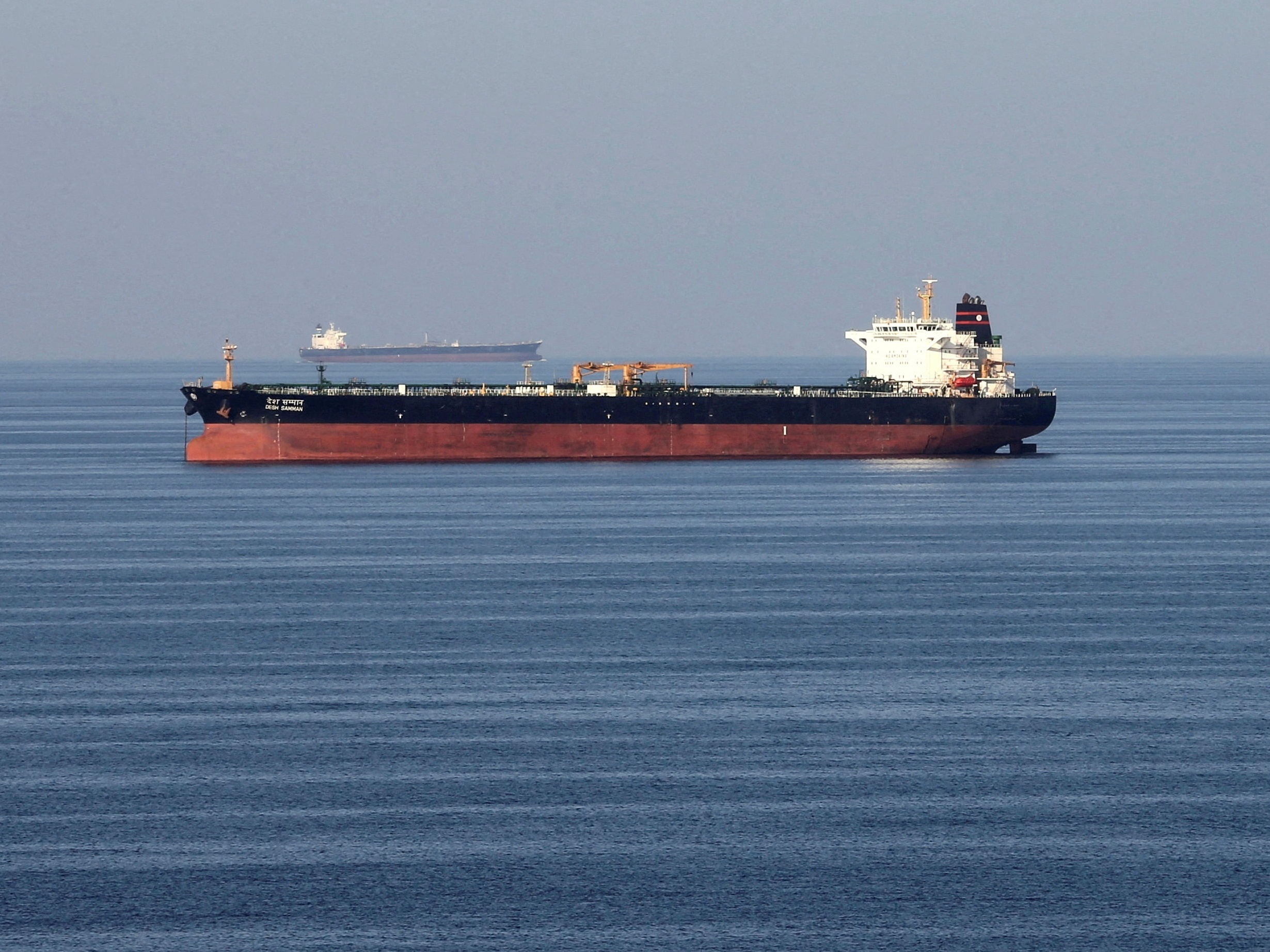 Irã aprova fechamento do Estreito de Ormuz e agrava tensões no mercado de petróleo Petroleiros passam pelo Estreito de Ormuz (Foto: Hamad I Mohammed/Reuters)