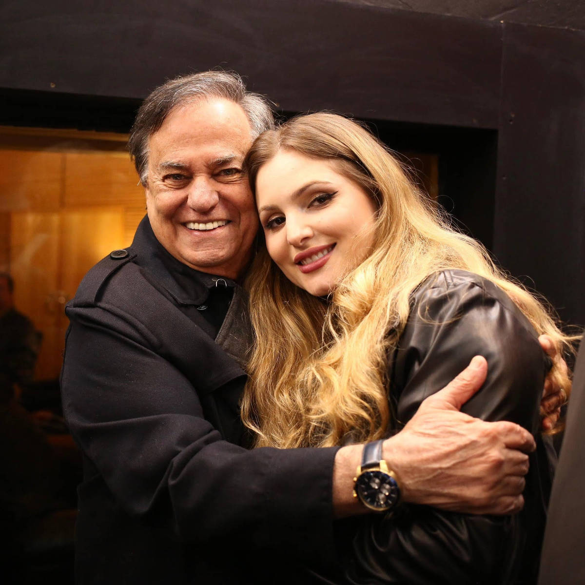 Ronnie Von lança novo álbum de jazz e retorna aos palcos com estilo O cantor Ronnie Von e a cantora Sarah Zeffer, com quem o cantor está gravando alguns duetos de jazz (Foto: Divulgação)