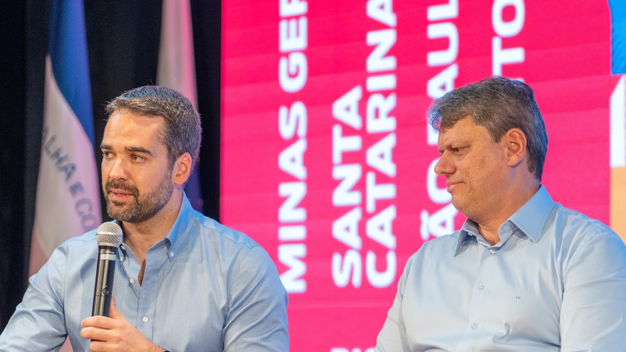 Governadores confirmam presença no VEJA Fórum de Infraestrutura 2023 Tarcísio de Freitas e Eduardo Leite: governadores estarão em evento promovido por VEJA (Foto: Mauricio Tonetto/ Governo do RS/Divulgação)