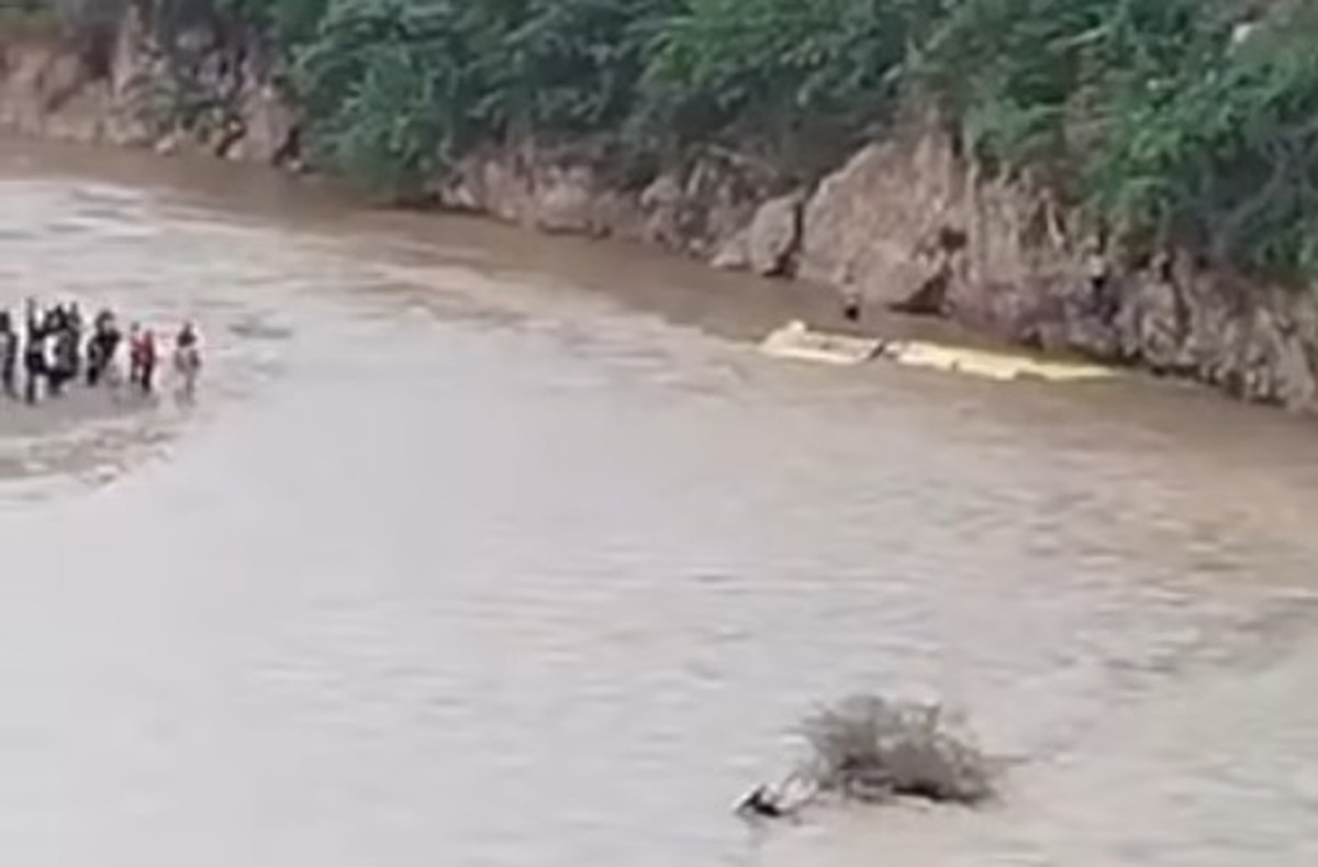 Ônibus capota no sul do México e deixa ao menos sete mortos em acidente trágico Ônibus capota e cai em Rio no sul do México (Foto: Reprodução)