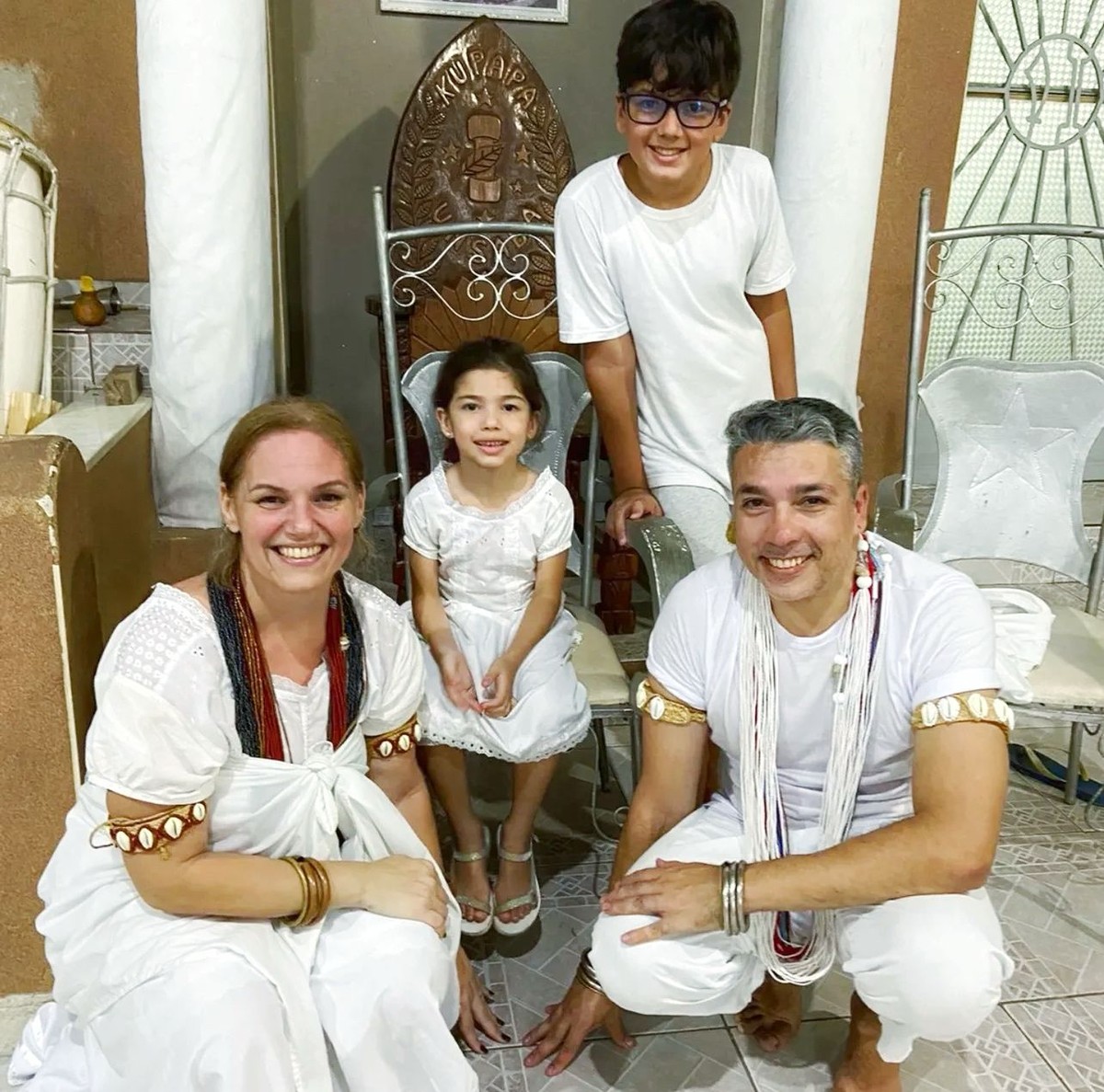 Karla Bertino com a família: ela trocou uma igreja evangélica pelo candomblé: “Aprendi que religião não é medo” (Foto: Arquivo Pessoal)