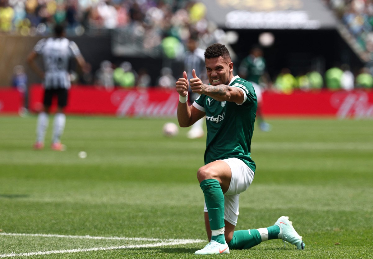 Palmeiras leva Paulinho ao Mundial mesmo com atacante fora de forma Paulinho abriu o placar no jogo entre Palmeiras e Botafogo no Mundial (Foto: FRANCK FIFE / AFP)