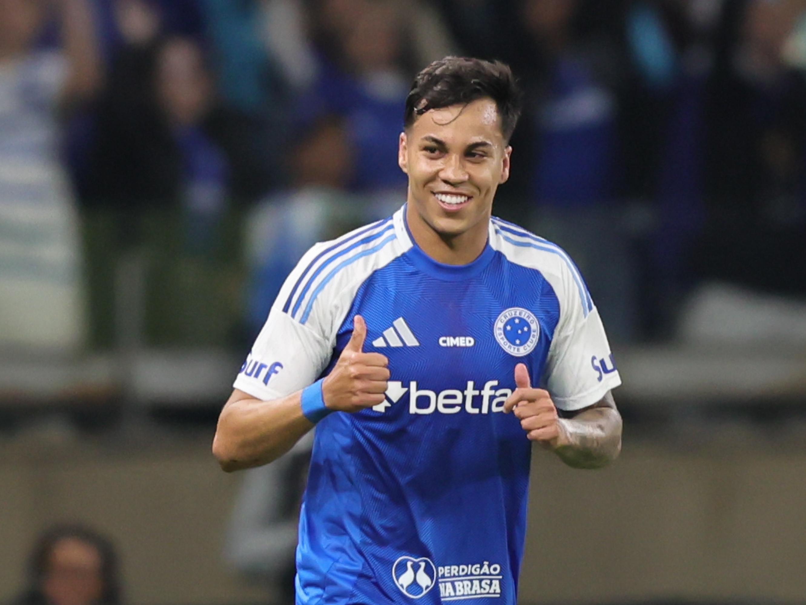 Kaio Jorge comemora após marcar para o Cruzeiro contra o Grêmio pelo Campeonato Brasileiro 2025 (Foto: Gilson Lobo/AGIF)
