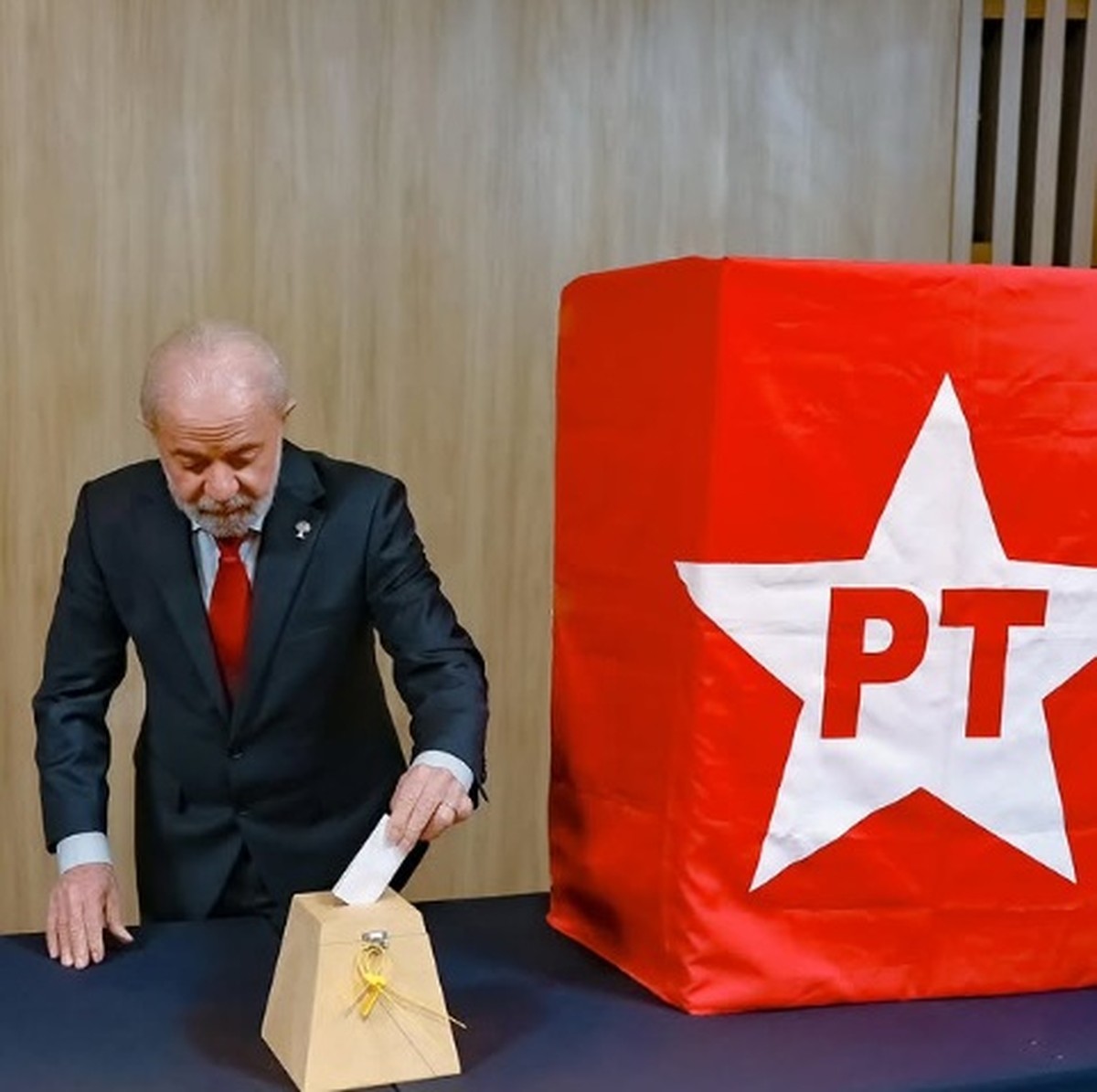 Lula participa da votação para a nova liderança do PT no Rio de Janeiro Presidente Luiz Inácio Lula da Silva vota em eleição do PT (Foto: Reprodução/Instagram)