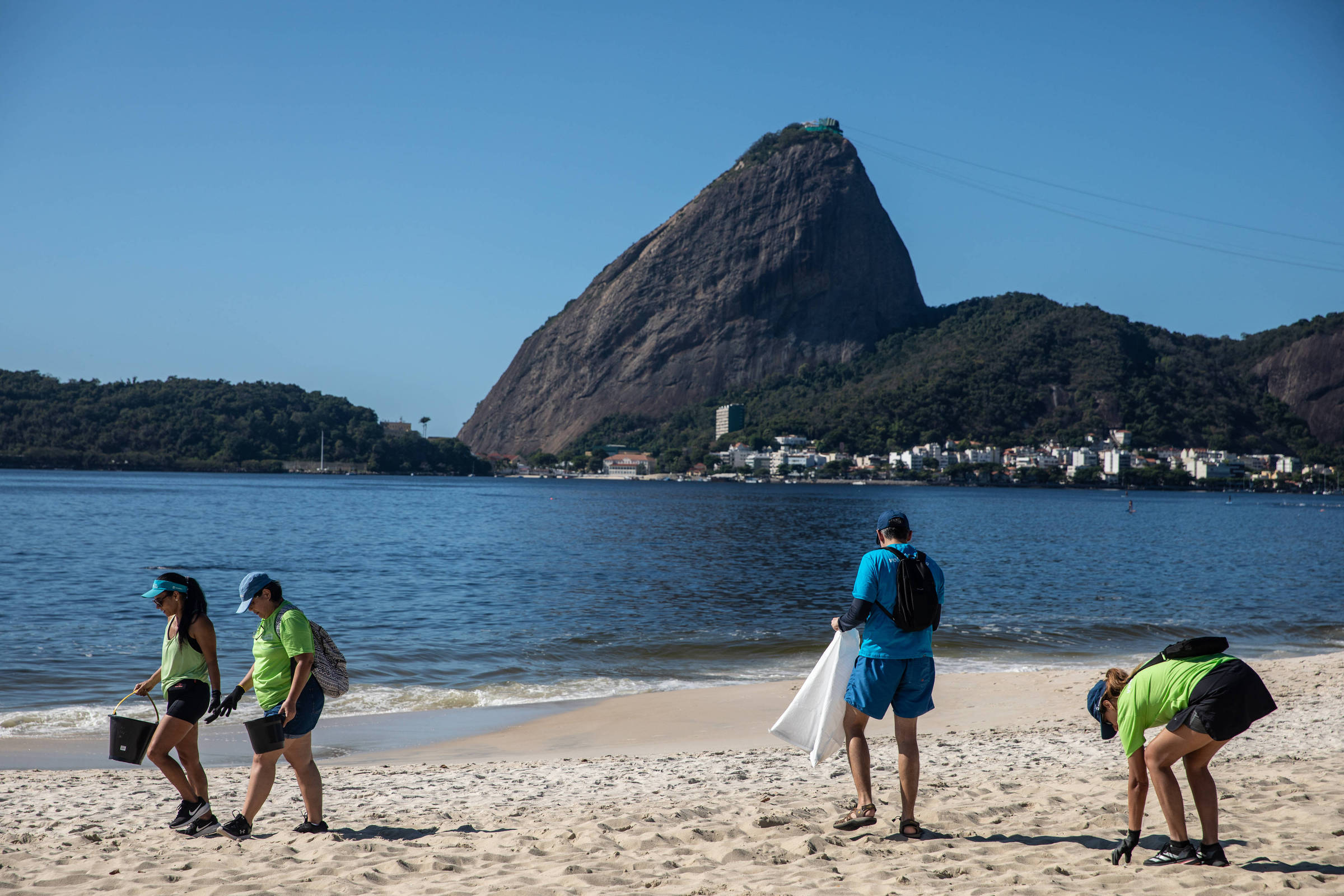 Rio de Janeiro é escolhida pela Unesco para sediar conferência sobre oceanos Voluntários recolhem lixo na praia do Flamengo, no Rio de Janeiro, no Dia Mundial da Água (Foto: Wang Tiancong - 22.mar.25/Xinhua)