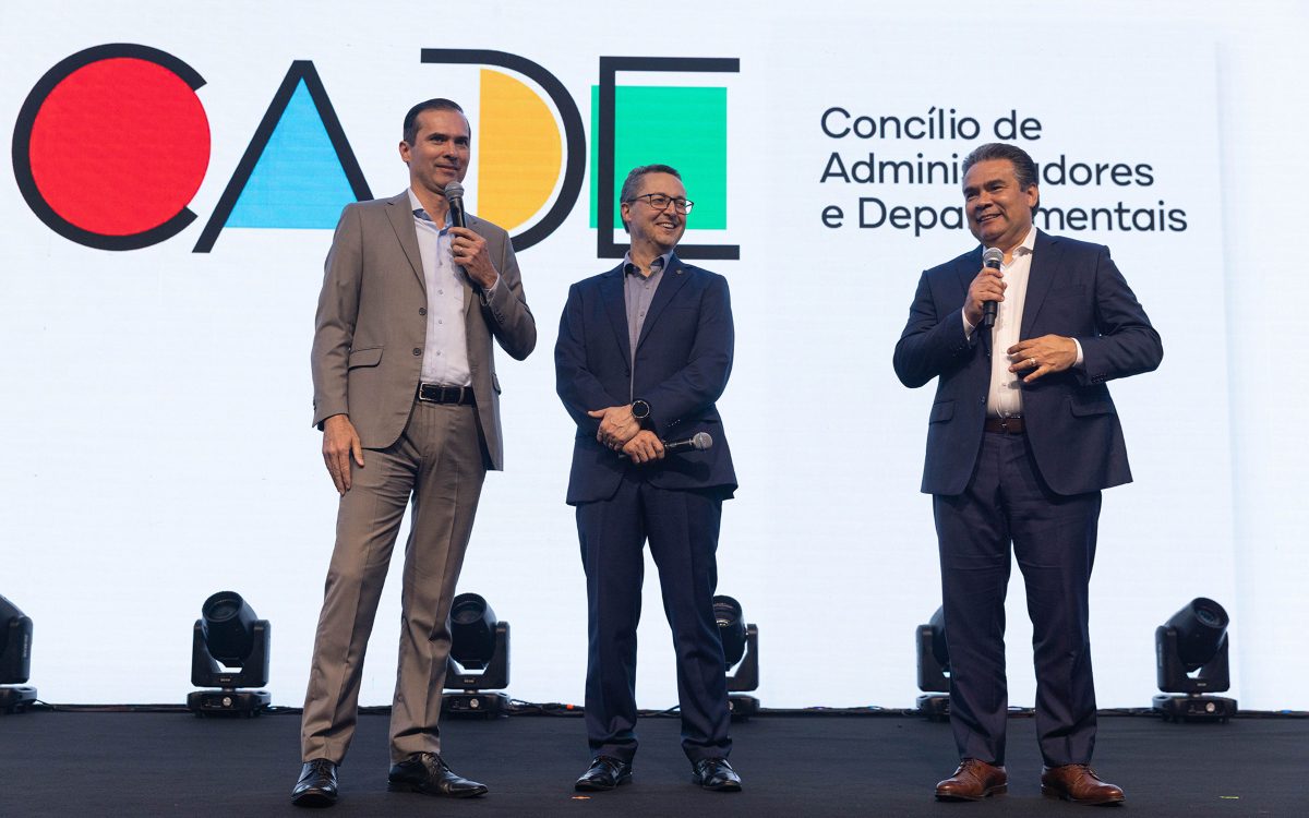 Administradores da Divisão Sul-Americana da esquerda para a direita: pastor Edward Heidinger (secretário-executivo), pastor Stanley Arco (presidente) e pastor Edson Medeiros (tesoureiro) durante a abertura do programa. (Foto: Gustavo Leighton/Divulgação)