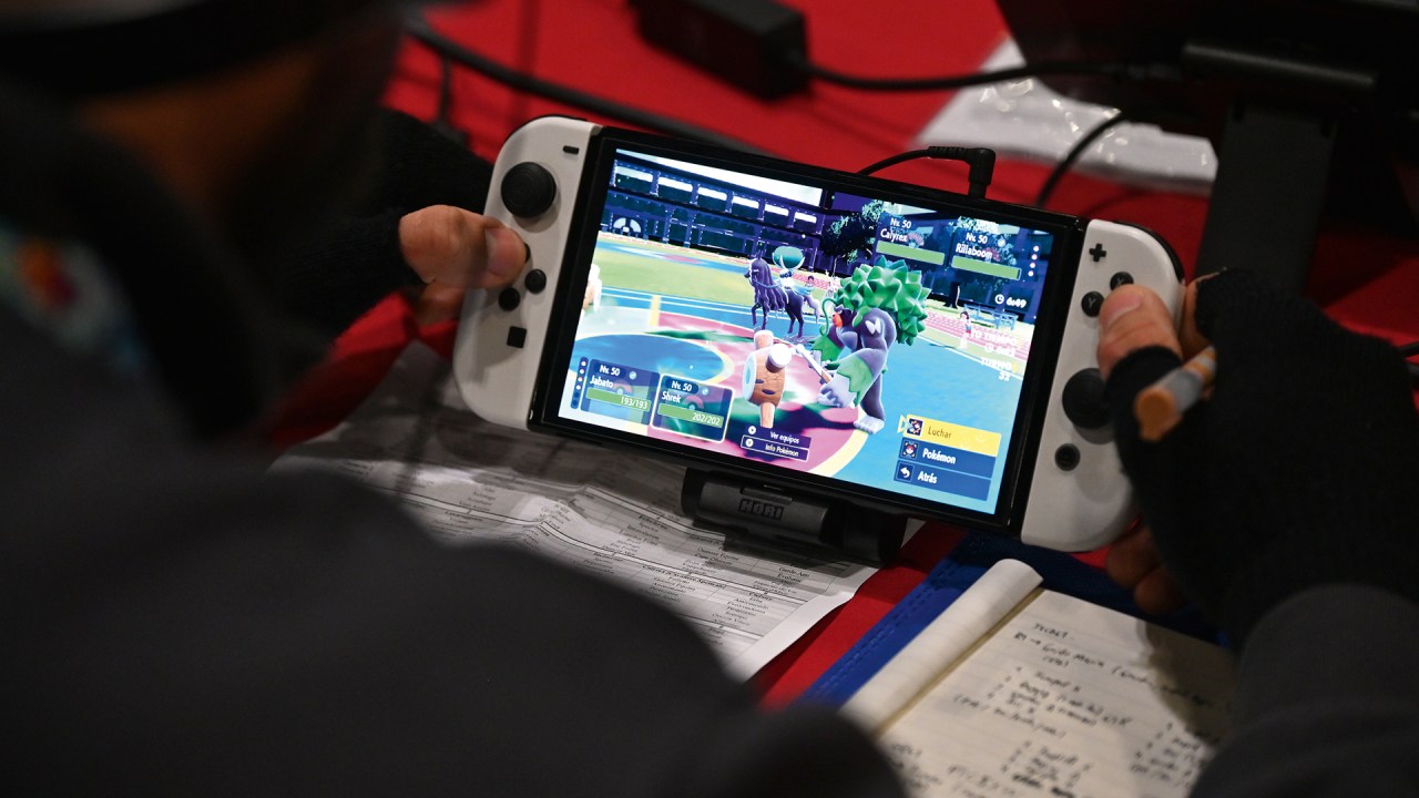 Gamers buscam diversão portátil com jogos sempre à mão e novas experiências ÊXITO - O Switch 2, da Nintendo: filas nas lojas e venda recorde nos primeiros dias pelo mundo (Foto: John Keeble/Getty Images)