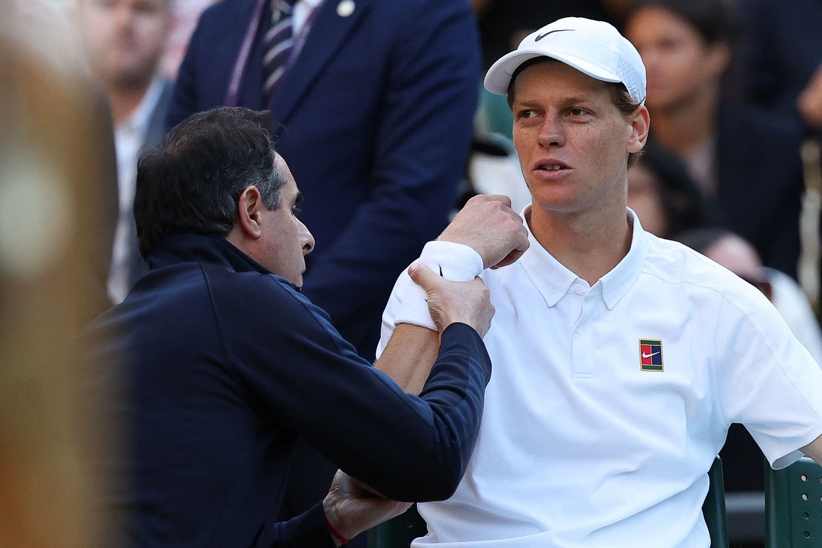 Sinner lesionou o cotovelo durante as oitavas de final em Wimbledon (Foto: Adrian Dennis/AFP)
