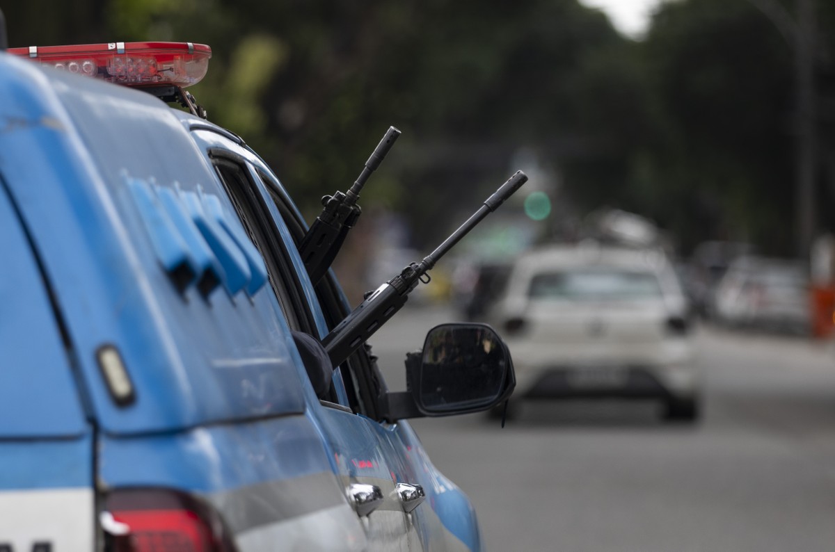 Rio de Janeiro registra maior índice de assassinatos de PMs fora de serviço Viatura da PM na Av Itararé, em Ramos (Foto: Márcia Foletto/Agência O GLOBO)