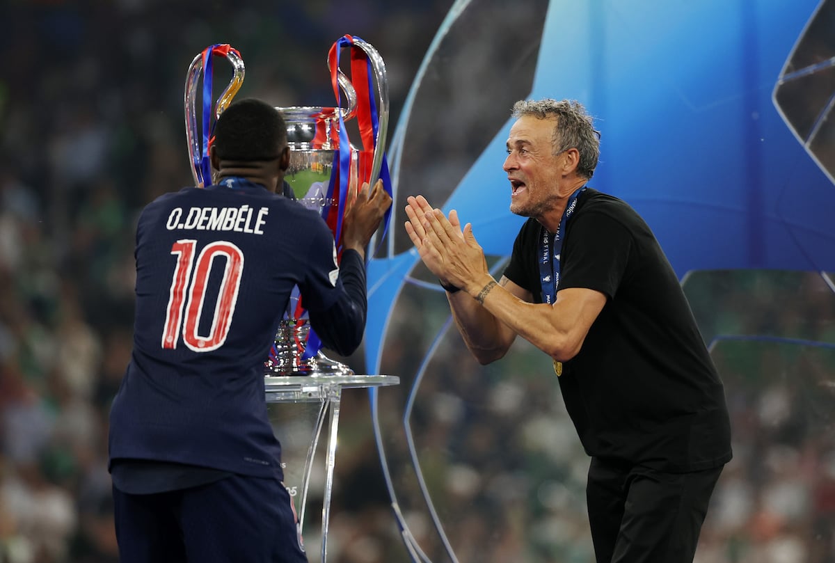 Dembélé e Luis Enrique antes de levantar o troféu da última Champions League que o PSG ganhou do Inter de Milão (5-0) em Munique. (Foto: Carl Recine/Getty Images)
