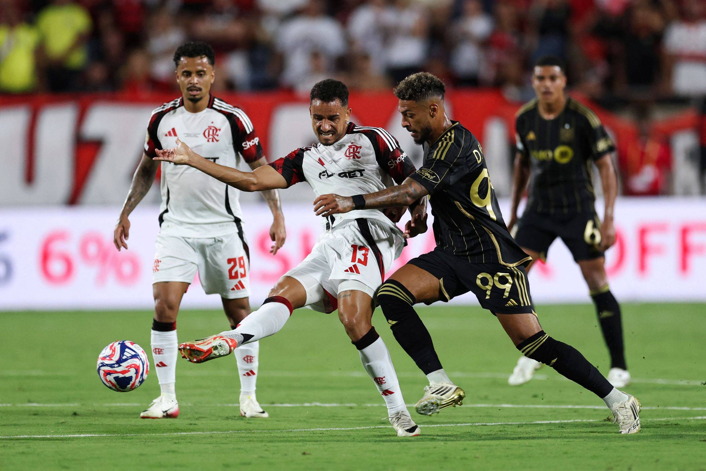 Flamengo perde oportunidade de manter 100% de aproveitamento após classificação Danilo (à esq.) disputa a bola com Denis Bouanga durante duelo entre Flamengo e Los Angeles FC (Foto: Dan Mullan/AFP)