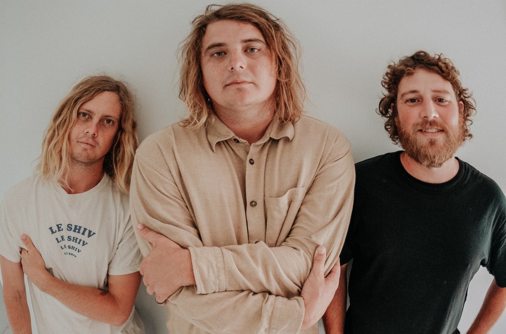 Skegss faz versão de 'If It Makes You Happy' de Sheryl Crow em programa musical Skegss faz versão de 'If It Makes You Happy' de Sheryl Crow em programa musical