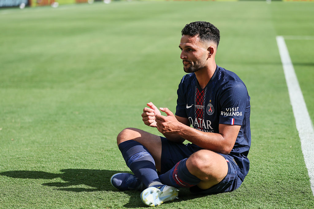 Gonçalo Ramos faz gesto de quem está jogando videogame após marcar o quarto gol do PSG na goleada sobre o Real Madrid, em homenagem a Diogo Jota (Foto: Qian Jun/Sports Press Photo/Getty Images)