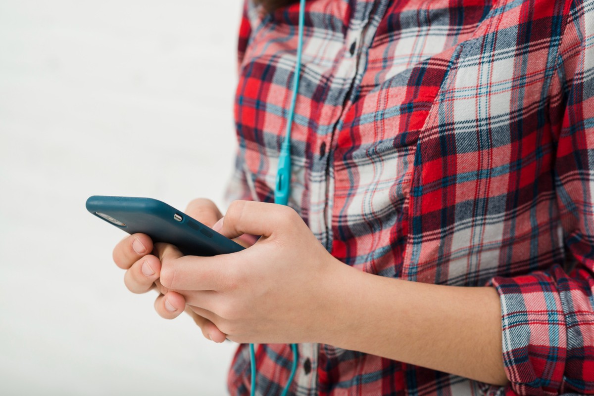 Adolescentes são vulneráveis aos impactos das redes sociais (Foto: Freepik)