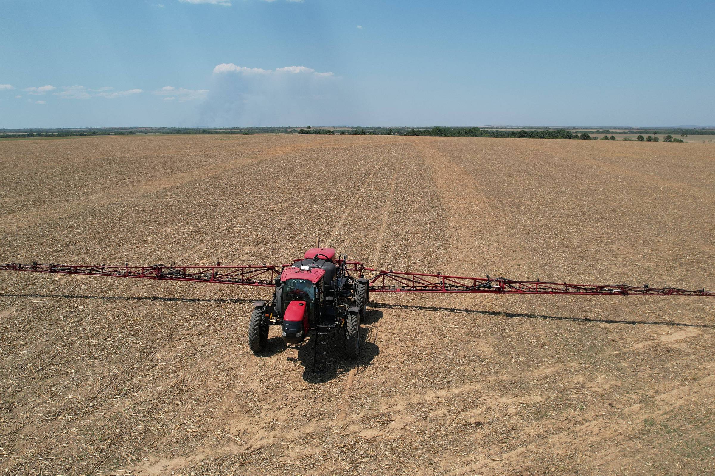 TIM busca conectar 26 milhões de hectares no agronegócio após seis anos de investimentos Pulverizador em ação na Fazenda Conectada, em Água Boa (MT) - Divulgação (Foto: Divulgação)