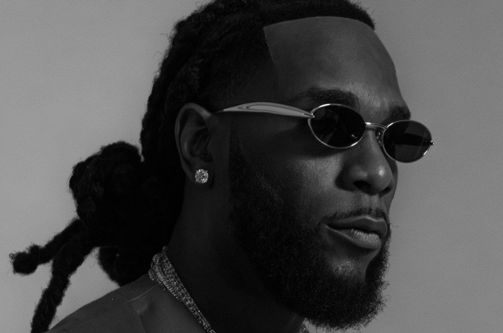 Burna Boy lança novo álbum e demonstra força musical em cada faixa Burna Boy lançou seu oitavo álbum de estúdio 'No Sign of Weakness' na noite de quinta-feira. (Foto: Reprodução)