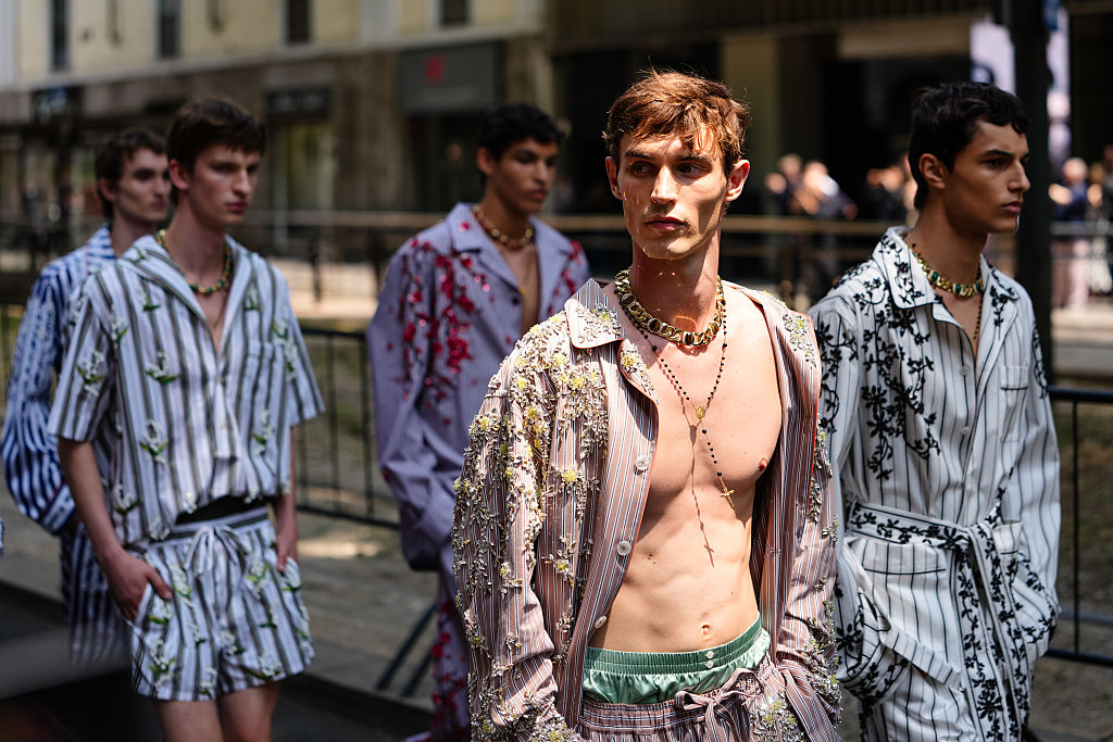 Moda masculina traz leveza e gentileza nas tendências de Milão e Paris Pijamas de luxo para um mundo mais gentil (Foto: Edward Berthelot/Getty Images)