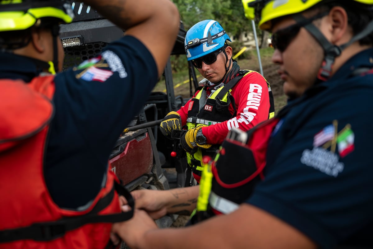 Um equipe de bombeiros de Ciudad Acuña durante labores de rescate perto do rio Guadalupe, em 7 de julho em Ingram, Texas. (Foto: Eli Hartman/AP)