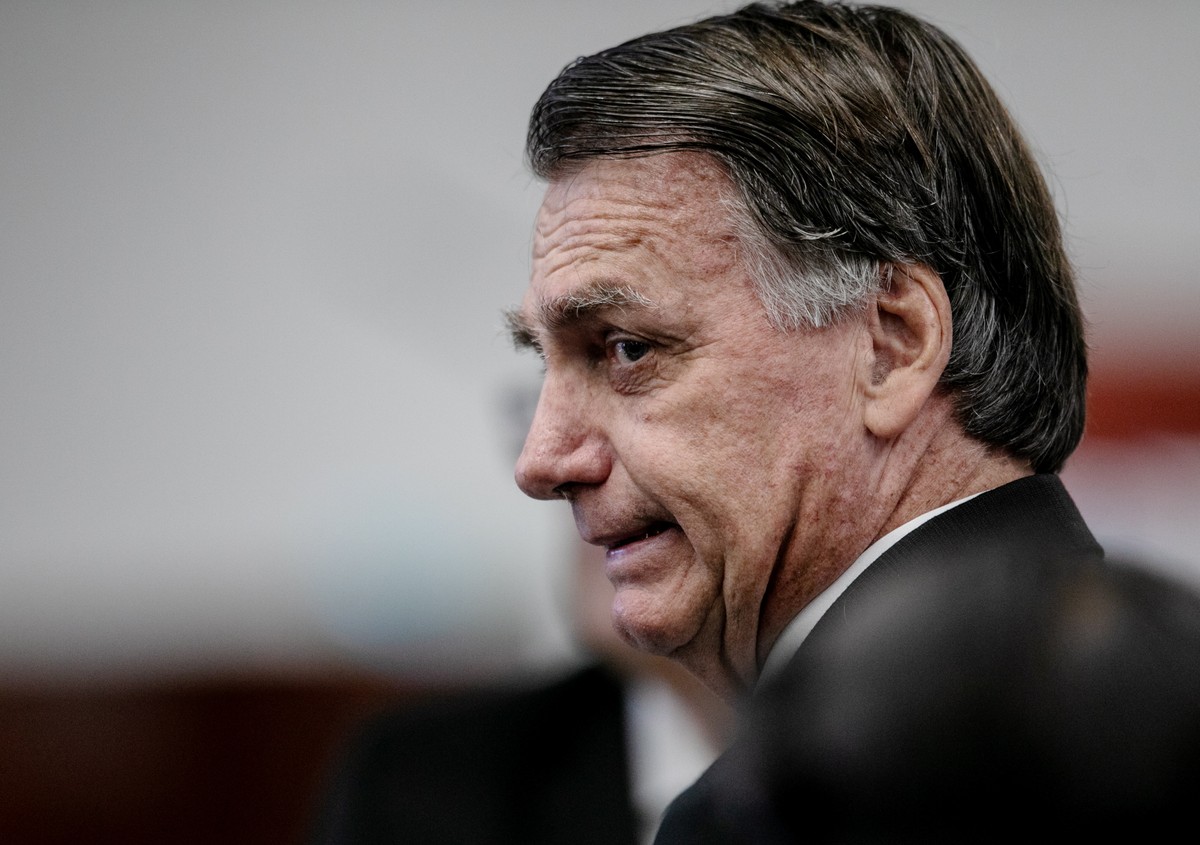 Bolsonaro pode rejeitar prisão domiciliar se for condenado, dizem aliados O ex-presidente Jair Bolsonaro durante interrogatórios na Primeira Turma do Supremo Tribunal Federal sobre trama golpista (Foto: Brenno Carvalho / Agência O Globo)