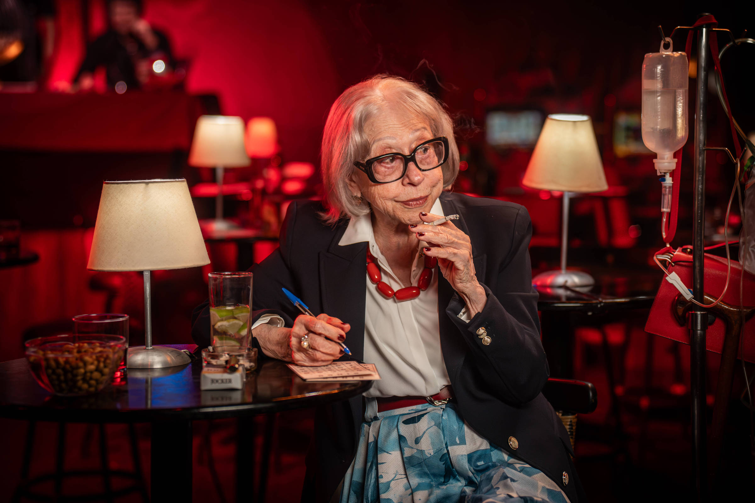 Fernanda Montenegro interpreta mulher que ama bingo, cigarro e bebida em nova série Atriz Fernanda Montenegro caracterizada como dona Laura em série do Globoplay (Foto: Laura Campanella/Divulgação)